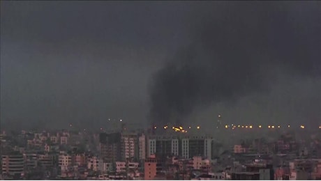 Medio Oriente, nuovo raid israeliano in Libano: un'alta colonna di fumo si alza nella zona sud di Beirut