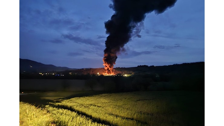 In progressiva attenuazione l'incendio in zona Pian d'Assino a Umbertide, nessun ferito o intossicato - Cronaca Eugubina