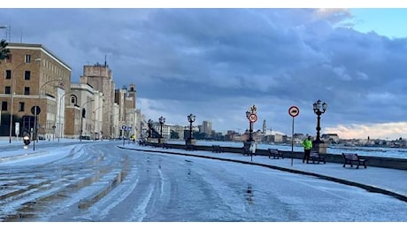 Bari si risveglia sotto la neve? Fake news in agguato: all'alba è stata la grandine a colpire la città VIDEO