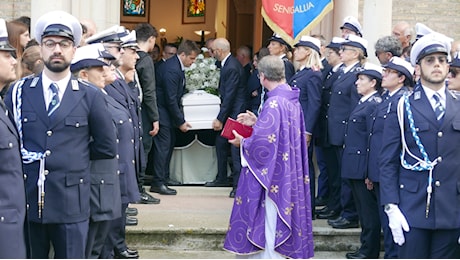 Senigallia, i funerali di Leonardo: un’intera comunità stretta attorno alla sua famiglia