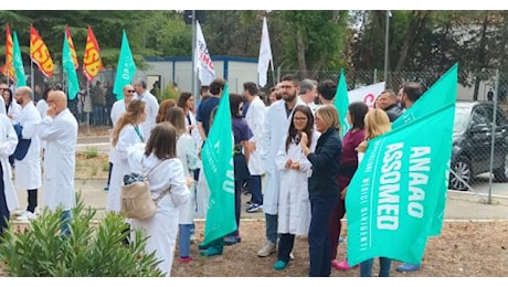 A Foggia medici in in protesta davanti al Riuniti dopo le aggressioni: «È un'emergenza sociale»