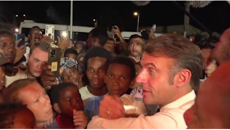 «Non sono io il ciclone!»: Macron viene fischiato a Mayotte e risponde così