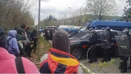In 500 al rave a La Cassa: esplode la violenza, scontri con polizia e carabinieri. Ci sono feriti