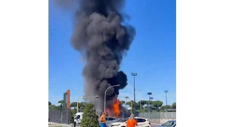 Eur, incendio di un autobus Tpl a via delle Tre Fontane. Da accertare le cause del rogo