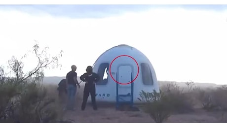 Lancio Blue Origin è falso, creato in una finta agenzia spaziale, la prova nella gaffe della porta aperta dall'interno e richiusa frettolosamente, la teoria che spopola sul web - VIDEO