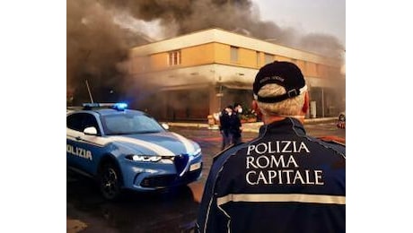 Roma, due incendi in poche ore: bruciano attività commerciale e appartamento