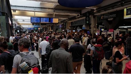 Sabotaggio sulla rete ferroviaria francese, treni bloccati nel giorno della cerimonia di apertura dei Giochi: ecco la stazione di Montparnasse