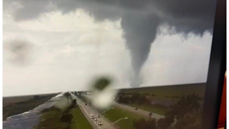 Florida, tornado attraversa la I-75 mentre l’uragano Milton si avvicina