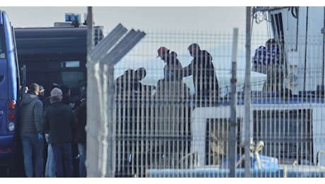 “Giuste le manette ai migranti trasferiti”