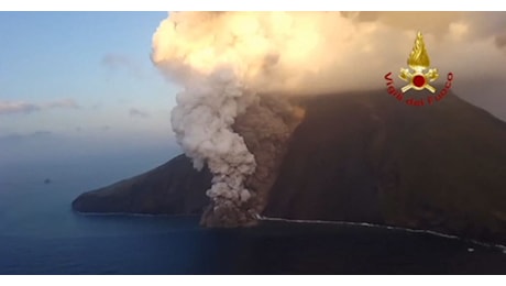 IL VIDEO. L'eruzione dello Stromboli vista dall'elicottero dei Vigili del Fuoco
