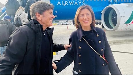 Gianni Morandi compie 80 anni e festeggia in Portogallo con la moglie