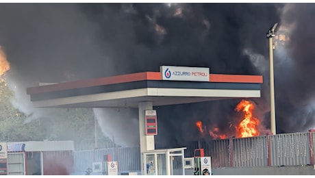 Napoli, incendio a Fuorigrotta. Colonna di fumo visibile da tutto il quartiere: in fiamme cabina elettrica