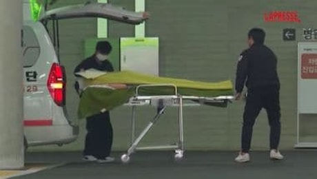 Sud Corea, l'arrivo in ospedale di uno dei due sopravvissuti allo schianto del volo Jeju Air