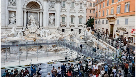 Passerella sulla Fontana di Trevi aperta è un caso, multa a chi getta le monetine: la decisione di Gualtieri