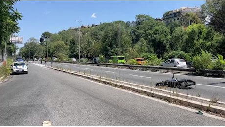 Roma, scontro tra moto in via del Foro Italico: i rilievi dei vigili dopo l'incidente mortale