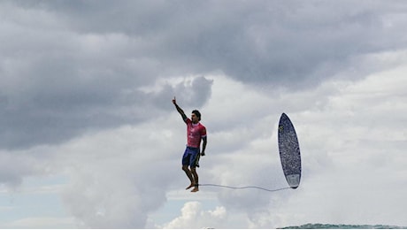 Non è intelligenza artificiale: l'immagine di Gabriel Medina che vola sulle onde di Tahiti è la meraviglia delle Olimpiadi