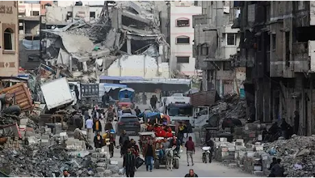 Fuoco e devastazione nella notte, Israele bombarda l’ospedale Battista di Gaza