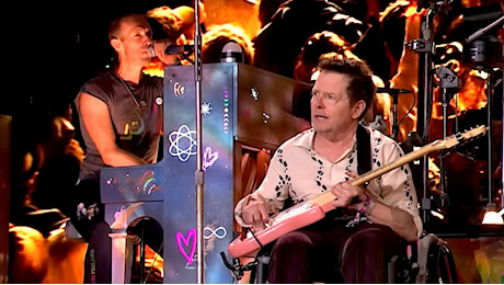 Michael J. Fox torna sul palco per suonare con i Coldplay: per Chris Martin lui è il nostro eroe [video]
