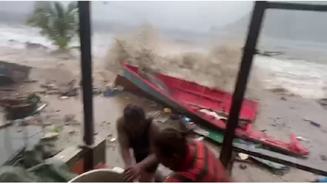 L'uragano Beryl travolge i Caraibi e solleva onde altissime. La fuga degli abitanti