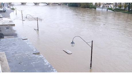 Onda di piena del Po a Torino. Murazzi sott'acqua, chiuse piste ciclabili e passerelle