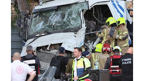 Tel Aviv, camion contro passanti: decine di feriti, alcuni gravi. È un attentato. FOTO