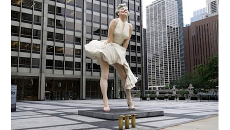 Marilyn Monroe, via la statua scandalosa davanti al museo. Finirà in un parco