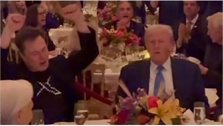 Trump e Musk insieme alla cena del Ringraziamento sulle note di YMCA