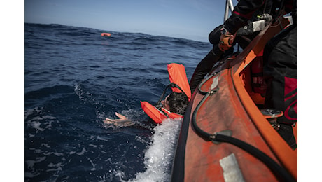 Migranti, naufragio a Lampedusa: tra i sopravvissuti un bambino di otto anni, la madre è dispersa