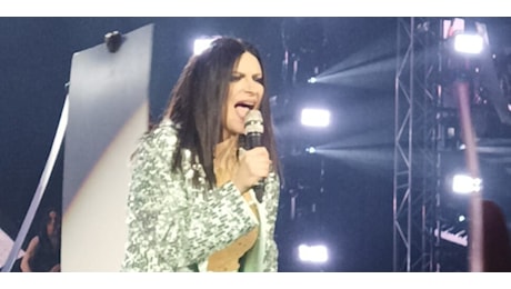 Laura Pausini in concerto a Messina si dà la carica... con gli arancini VIDEO