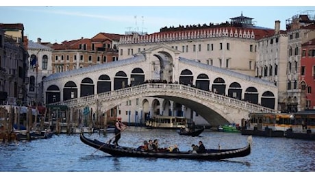 Venezia (prima in Italia): ospitalità turistica per un'abitazione, massimo 120 giorni l'anno. Il contributo di accesso sale a 10 euro