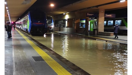 Maltempo a Siena, stazione allagata. Stop ai treni fino a domani