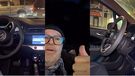 Vasco Rossi con un robotaxi che guida da solo: l'esperienza è straordinaria