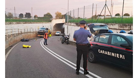 Incidente a Levate, 17enne muore davanti al padre: è caduto dalla moto e finito sotto un furgone