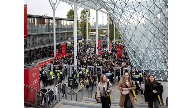 La Russa al Salone: Vince il Made in Italy. E oggi i padiglioni aprono al grande pubblico - il Giornale La Russa al Salone: Vince il Made in Italy. E oggi i padiglioni aprono al grande pubblico - il Giornale