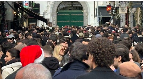 Napoli, parte il brunch della Vigilia di Natale: folla a Chiaia e al centro storico