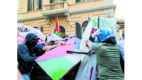 Allarme rivolta sociale. Gli amici di Hamas in piazza con la Cgil