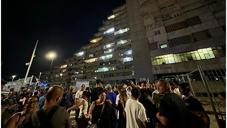 Crolla un ballatoio alla Vela Celeste di Scampia a Napoli: 2 morti e 13 feriti, 7 sono bambini