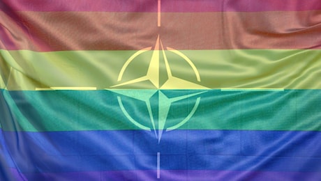 Milano Pride, Associazione Atlantica sfila con la bandiera Nato: “Contro le persecuzioni omofobe”