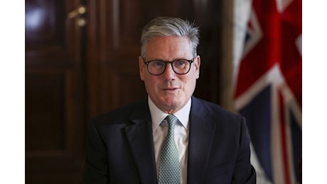 Keir Starmer sotto accusa per i vestiti regalati alla moglie