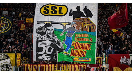 Lazio-Roma, la Sud ricorda il derby d’andata: lo sfottò a tema 883