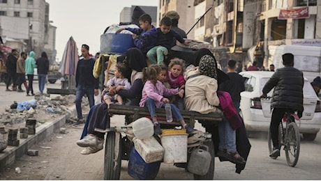 Gaza City, la popolazione civile costretta ancora una volta a fuggire