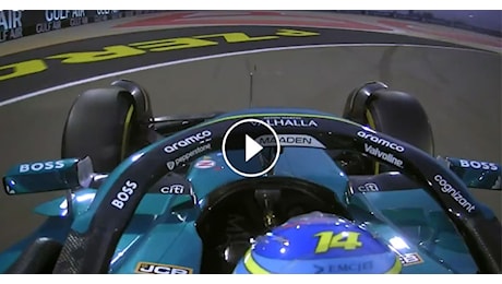 Paura per Fernando Alonso: si stacca il volante della sua Aston Martin mentre è in pista ma lo sistema in tempo ed evita il peggio