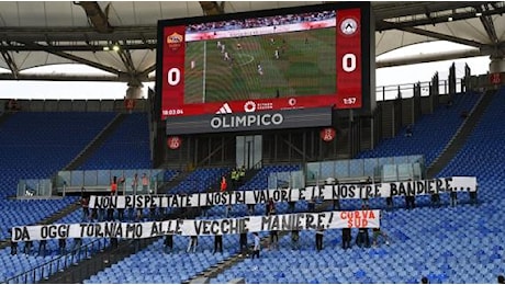 Roma, i tifosi con De Rossi: cori e striscioni per il tecnico. E fischi per i giocatori