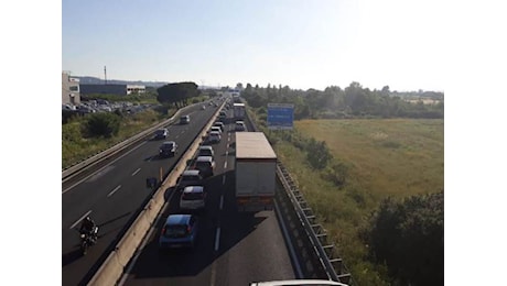 Incidente all'alba in Fi-Pi-Li, lunghe code in superstrada