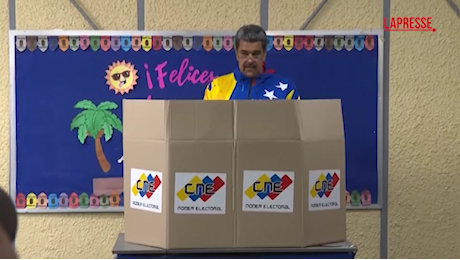 VIDEO Venezuela, il presidente Maduro vota a Caracas