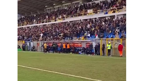 Mussolini e poi il braccio teso. L'esultanza dei tifosi della Juve Stabia - VIDEO