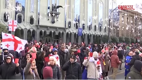 VIDEO Georgia, presidente Kavelashvili presta giuramento tra le proteste