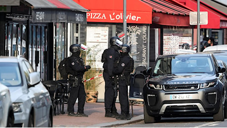 Un uomo si barrica nel ristorante del padre alla periferia di Parigi con almeno quattro ostaggi