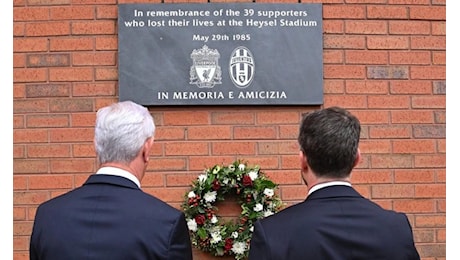 Belgio Italia, gli Azzurri omaggiano le vittime della strage dell’Heysel: la FOTO con Buffon e Spalletti