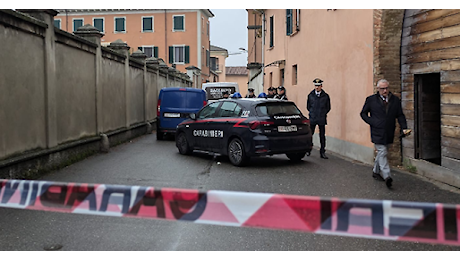 Uccide la moglie a coltellate nella camera da letto, poi telefona ai carabinieri